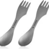 Navaris 2x Spork Titanium Campingbestek - Vork, Mes En Lepel In één - Bestek Voor Onderweg En Op Reis - Lichtgewicht - Inclusief Bewaarzakje