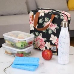Brisby 4 Laags Geïsoleerde Koeltas - Lunchtas 7 Liter - Bloemetjes 9 Brisby 4 Laags Geïsoleerde Koeltas - Lunchtas 7 Liter - Bloemetjes -Buiten Kamperen 1200x1200 1183