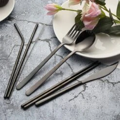 House Of Husk Reisbestek - Reis Bestekset - Chopsticks - Metalen Rietjes Met Borstel - Lepel - Vaatwasserbestendig - RVS - 7 Delig - Zwart 9 House Of Husk Reisbestek - Reis Bestekset - Chopsticks - Metalen Rietjes Met Borstel - Lepel - Vaatwasserbestendig - RVS - 7 Delig - Zwart -Buiten Kamperen 1200x1200 1821