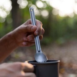 Navaris 2x Spork Met Extra Lange Handgreep - Set Van 2 - Campingbestek Van Titanium - Bestek Voor Onderweg - Lichtgewicht - Inclusief Bewaarzakje 7 Navaris 2x Spork Met Extra Lange Handgreep - Set Van 2 - Campingbestek Van Titanium - Bestek Voor Onderweg - Lichtgewicht - Inclusief Bewaarzakje -Buiten Kamperen 1200x1200 1830