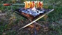 Firekorf + Grill + Spit : Opvouwbare Vuurkorf / Vuurschaal Met Rooster En Spit - Draagbare BBQ - Opbergtas - Kampeer Grill - Kookset 19 Firekorf + Grill + Spit : Opvouwbare Vuurkorf / Vuurschaal Met Rooster En Spit - Draagbare BBQ - Opbergtas - Kampeer Grill - Kookset -Buiten Kamperen 1200x685 1