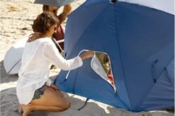 Sport-Brella - Premiere Strandtent - Windscherm - Tochtscherm - Tochtscherm - Stormparaplu - Zonnescherml - Blauw -Buiten Kamperen 1200x795 6